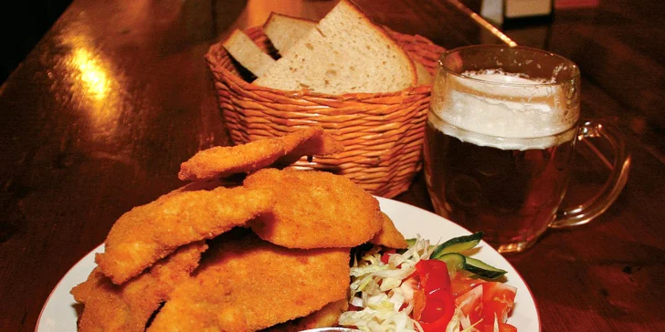1 kg řízků nebo 2 kg pečených kuřecích křídel, příloha a nápoj dle chuti pro 2