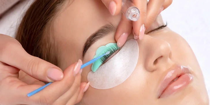 Smyslný pohled i bez umělých řas: lash lifting s barvením a výživou řas