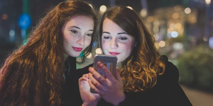 Potřebujete k tomu jen plně nabitý chytrý telefon (a raději ještě druhý jako rezervní), tužku a papír a mapu (navigaci v mobilu).