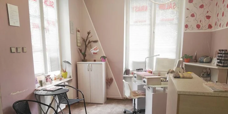 Nožky jako nové: klasická mokrá pedikúra včetně lakování gel lakem