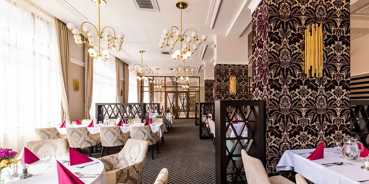 Výjimečnou atmosféru dotvářejí elegantní prostory restaurace s výhledem na historické centrum a pěší zónu.