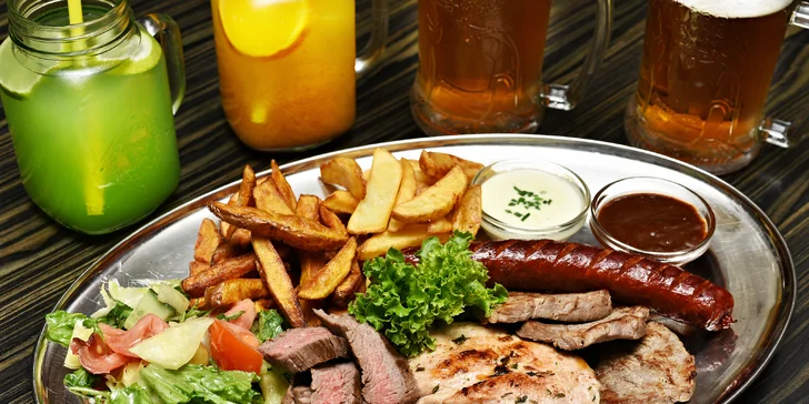 Hody se 4 druhy masa: mix grill s přílohami, omáčkami a třeba i s pivem