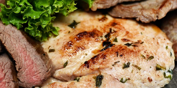 Hody se 4 druhy masa: mix grill s přílohami, omáčkami a třeba i s pivem