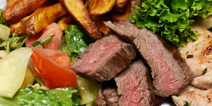 Hody se 4 druhy masa: mix grill s přílohami, omáčkami a třeba i s pivem