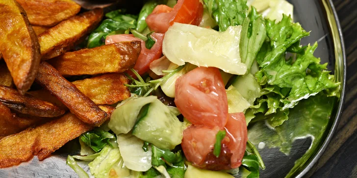 Hody se 4 druhy masa: mix grill s přílohami, omáčkami a třeba i s pivem