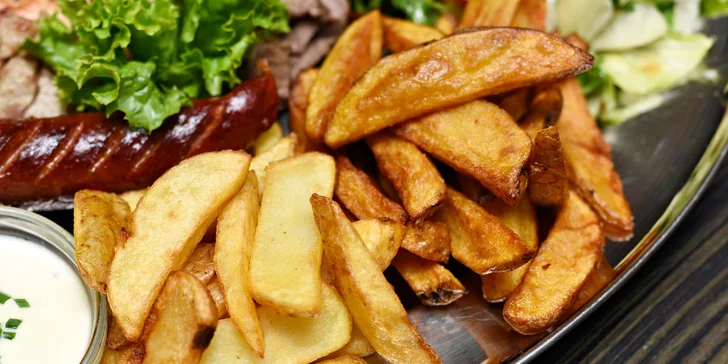 Hody se 4 druhy masa: mix grill s přílohami, omáčkami a třeba i s pivem