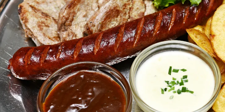 Hody se 4 druhy masa: mix grill s přílohami, omáčkami a třeba i s pivem