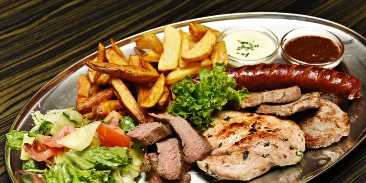 Hody se 4 druhy masa: mix grill s přílohami, omáčkami a třeba i s pivem
