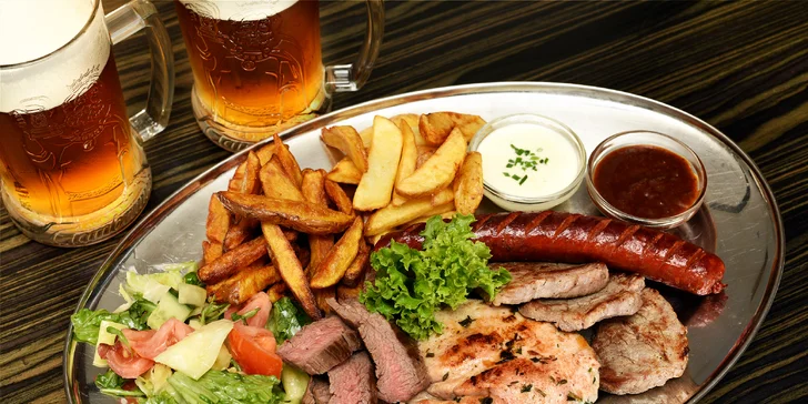 Hody se 4 druhy masa: mix grill s přílohami, omáčkami a třeba i s pivem