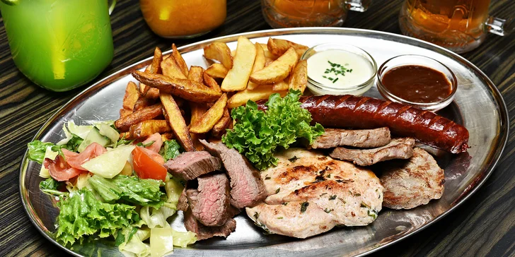 Hody se 4 druhy masa: mix grill s přílohami, omáčkami a třeba i s pivem