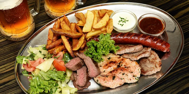 Hody se 4 druhy masa: mix grill s přílohami, omáčkami a třeba i s pivem