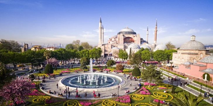 Každé ráno se v hotelu posilníte snídaní (na fotce Hagia Sofia). 