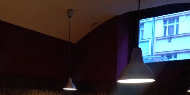 K pivu vede příjemná procházka po Vinohradech. 