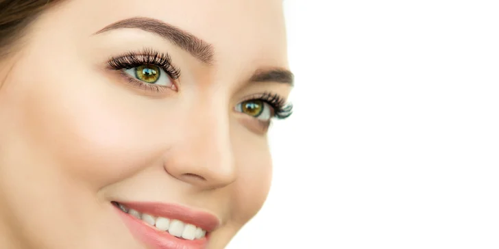 Lash lifting a botox: revoluční technika pro výživu a zatočení řas