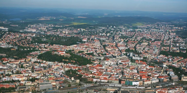 Proletíte se nad centrem Brna.