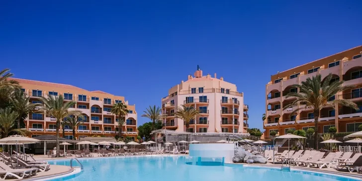 Hotel se nachází nedaleko slavných písečných dun Maspalomas, které patří k nejkrásnějším místům ostrova. 