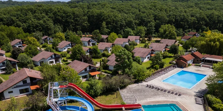 Kromě krytých lázní je v letním období (od poloviny června až do září) k dispozici venkovní bazén, dětský bazén se stínidlem a tobogány.
