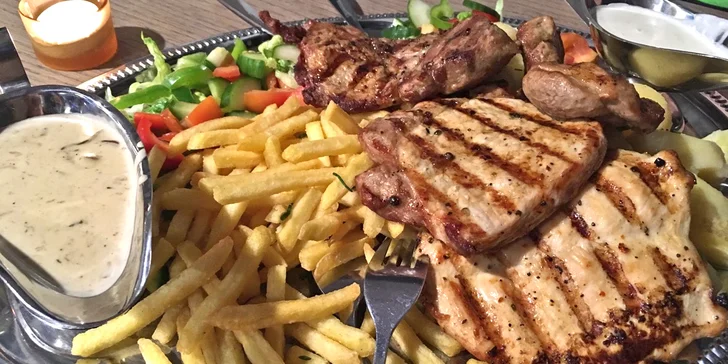 Těšit se můžete na vepřové i kuřecí masíčko připravené k dokonalosti na grilu se dvěma přílohami a dvěma omáčkami. 