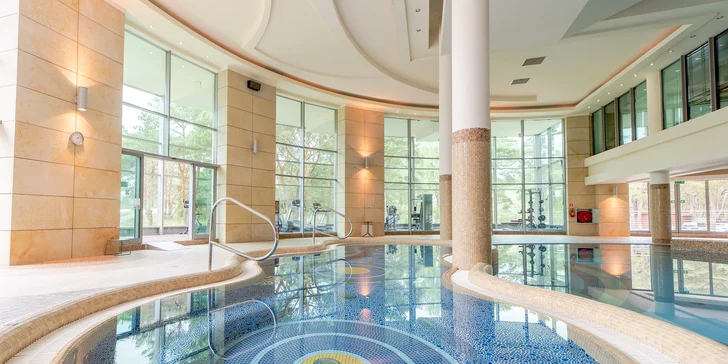 Ve wellness se těšte na bazény, vířivku i několik druhů saun.