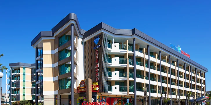 Hotel stojí v samém centru resortu, odkud je to na pláž nějakých 250 metrů. 