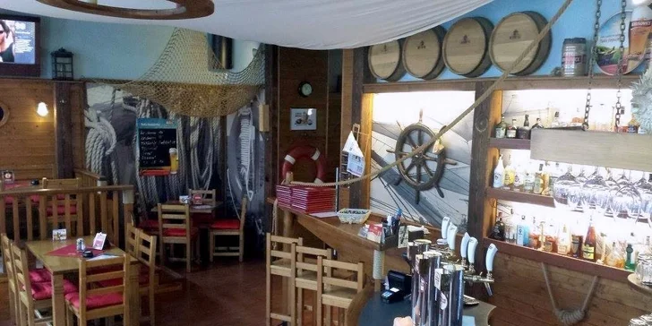 Půlkilový tatarák a hromada topinek v restauraci Plachetnice