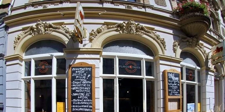 Půlkilový tatarák a hromada topinek v restauraci Plachetnice