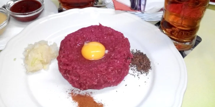 Vyhlášený 300g tatarák s neomezeným množstvím topinek Pod Parohama