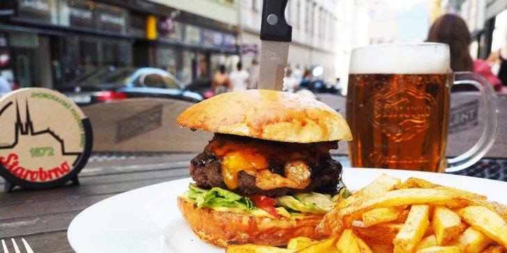 Zažeňte hlad: 2 napěchované hovězí burgery Elektra s porcí hranolků