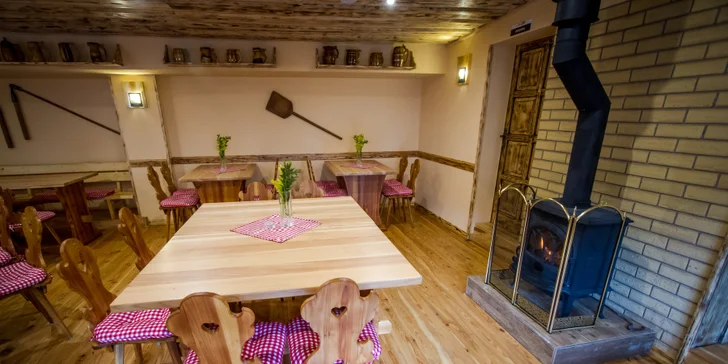 Večeře ve stylové restauraci Salaš: hořící meč s panenkou a kuřecím masem, brambory a štrúdl