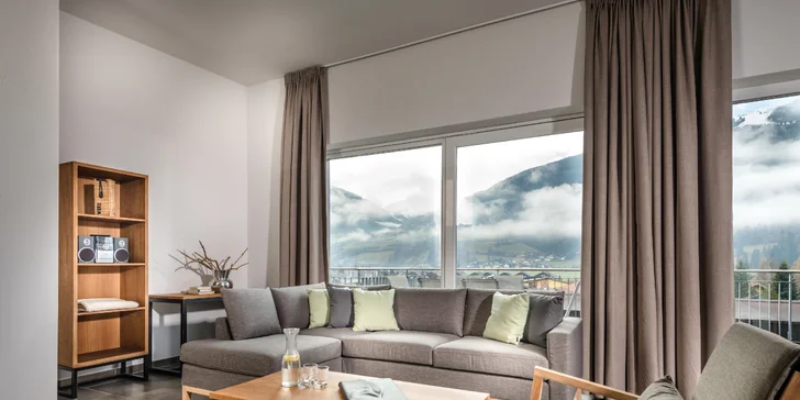 Nechybí Wi‑Fi připojení, TV, trezor a balkon s venkovním nábytkem.