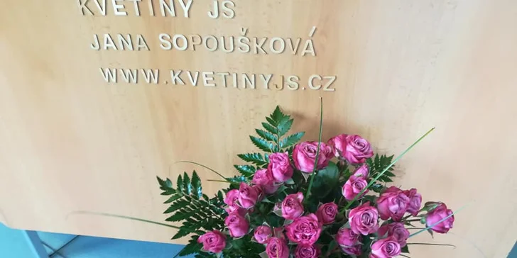 Překvapení, které vykouzlí úsměv na rtech: extra dlouhé růže