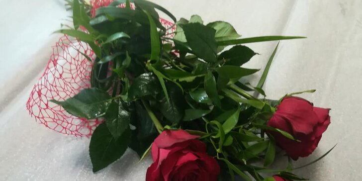 Překvapení, které vykouzlí úsměv na rtech: extra dlouhé růže i celé kytice