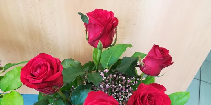 Vykouzlete úsměv na rtech: růže v barvě dle výběru v délce až 70 cm