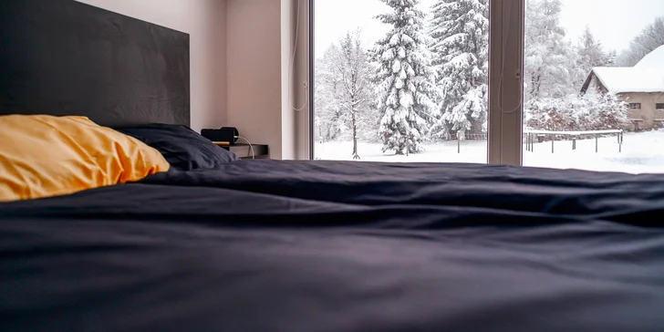 Stojí tu lodní kontejner přestavěný na moderní glampovou chatku, ve které se pohodlně ubytujete ve 2–3 osobách. 