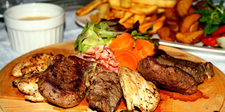 Masové trio pro 2–3 osoby: hovězí, vepřové a kuřecí steaky s přílohami a dipy