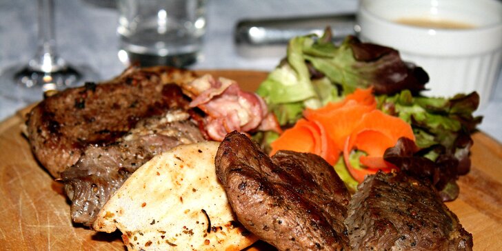 Masové trio pro 2–3 osoby: hovězí, vepřové a kuřecí steaky s přílohami a dipy