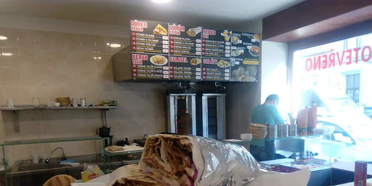 Tradiční kebab v domácím chlebu nebo tortille