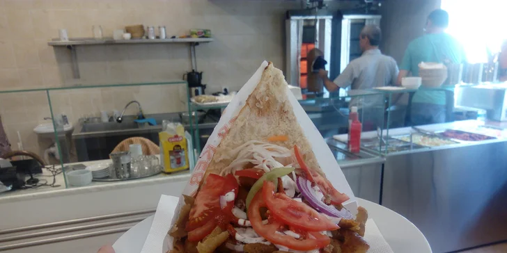 Tradiční kebab v domácím chlebu nebo tortille