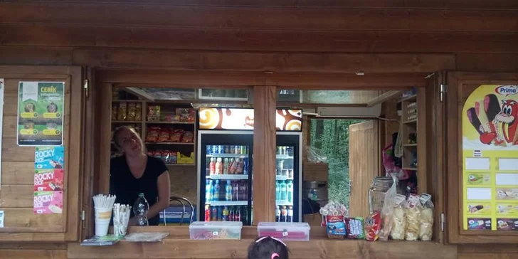 Užijte si adrenalinovou zábavu: třípatrové bludiště v korunách stromů