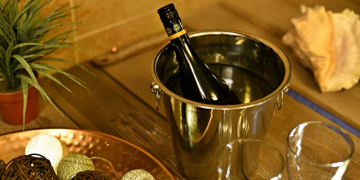 Privátní wellness při svíčkách, kytice pro dámu a třeba i čokoládové fondue a prosecco