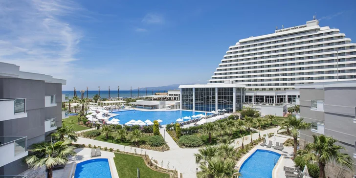 Hotel je zasazen do krásně udržované zelené zahrady a chytře rozdělen na hlavní budovu a přilehlé menší bloky.