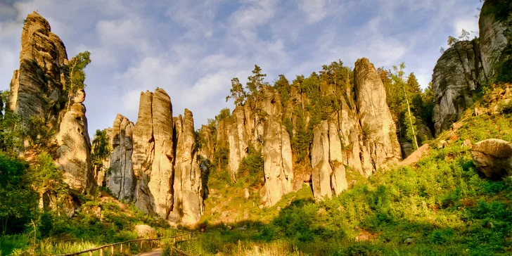 Ubytujete se v teepee v Campingu V ráji, kde se pohodlně vyspí 2–6 osob. 