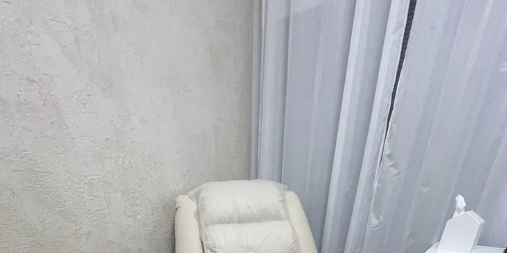 Luxusní spa pedikúra ke klasické přidává parafínový zábal a božskou masáž nohou, která navrátí nohám lehkost. 