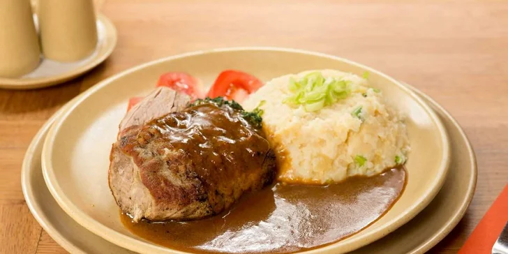 V ceněn voucheru je vydatná polopenze v místní restauraci.