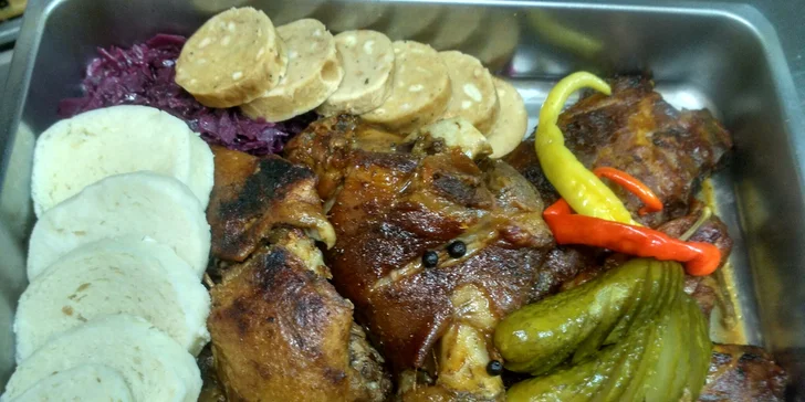 Pekáč plný masa pro 2–3 osoby v restauraci v centru Prahy