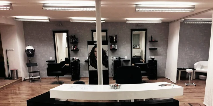 Střih a foukaná s možností melíru či barvy pro všechny délky vlasů
