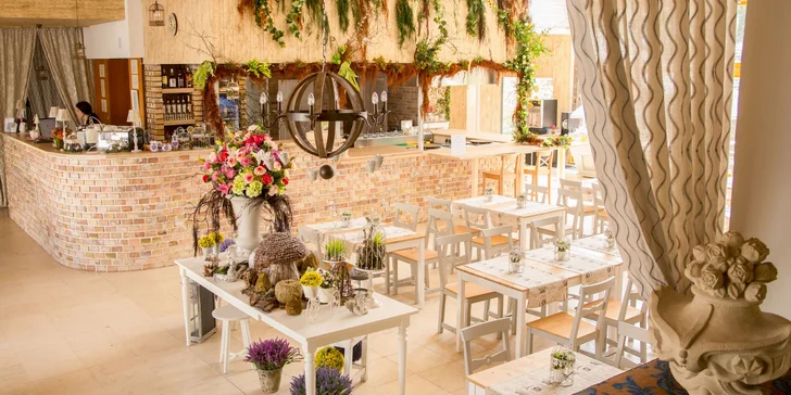 Dovolená kousek od maďarského Egeru: styl Provence, polopenze a neomezený wellness