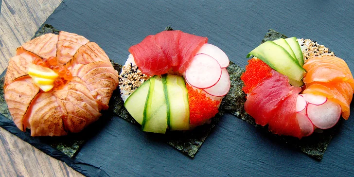 Sushi donuty: 2 či 4 kousky s flambovaným lososem a dalšími pochoutkami