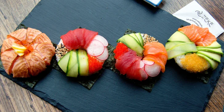 Sushi donuty: 2 či 4 kousky s flambovaným lososem a dalšími pochoutkami
