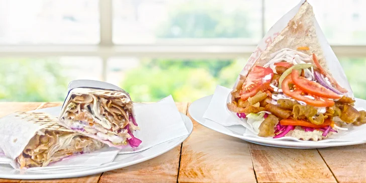 Tradiční kebab v domácím chlebu nebo tortille